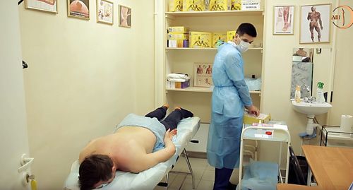 Пациент на процедуре кровопускания в кабинете исламской медицины. Фото: кадр видео https://youtu.be/hWlGokJlg70 Пациент на процедуре кровопускания в кабинете исламской медицины. Фото: кадр видео https://youtu.be/hWlGokJlg70