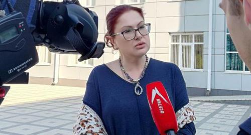 Адвокат Цкаевых Анжелика Сикоева комментирует судебное заседание. Владикавказ, 26 апреля 2019 год. Фото Эммы Марзоевой для "Кавказского узла" Адвокат Цкаевых Анжелика Сикоева комментирует судебное заседание. Владикавказ, 26 апреля 2019 год. Фото Эммы Марзоевой для "Кавказского узла"