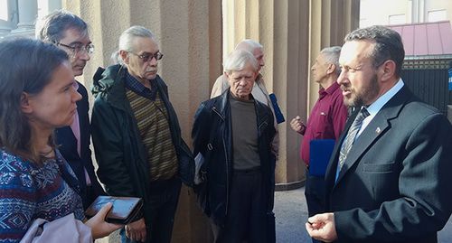 Анатолий Полунин (справа) общается со сторонниками Михаила Таранцова. Волгоград, 15 октября 2019 г. Фото Татьяны Филимоновой для "Кавказского узла" Анатолий Полунин (справа) общается со сторонниками Михаила Таранцова. Волгоград, 15 октября 2019 г. Фото Татьяны Филимоновой для "Кавказского узла"
