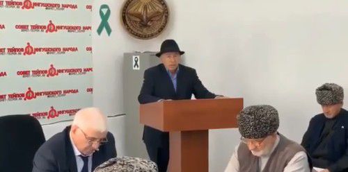 Выступление Мусы Зурабова перед членами Совета тейпов ингушского народа. Скриншот с видео https://www.facebook.com/fortangaORG/videos/2418724991516097/ Выступление Мусы Зурабова перед членами Совета тейпов ингушского народа. Скриншот с видео https://www.facebook.com/fortangaORG/videos/2418724991516097/