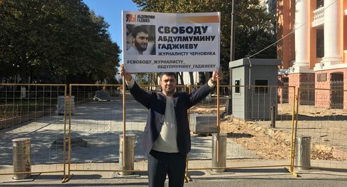 Учредитель Черновика Магди Камалов во время пикета. Махачкала, 14 октября 2019 г. Фото Патимат Махмудовой для "Кавказского узла" Учредитель Черновика Магди Камалов во время пикета. Махачкала, 14 октября 2019 г. Фото Патимат Махмудовой для "Кавказского узла"