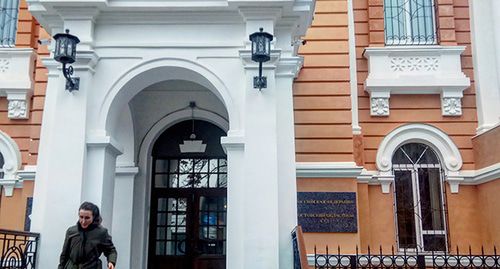 Журналистка выходит из Ростовского областного суда. Фото Константина Волгина для "Кавказского узла" Журналистка выходит из Ростовского областного суда. Фото Константина Волгина для "Кавказского узла"