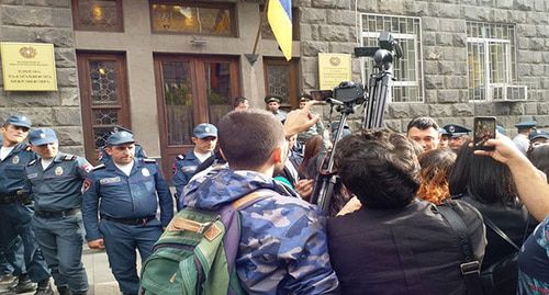Акция протеста возле здания СНБ. Ереван. Фото: Пресс-служба hetq.am https://hetq.am/ru/article/108805 Акция протеста возле здания СНБ. Ереван. Фото: Пресс-служба hetq.am https://hetq.am/ru/article/108805