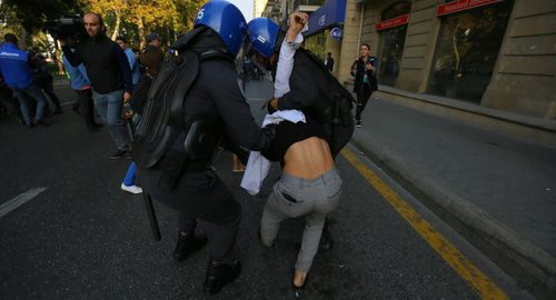 Полицейские задерживают участника протестной акции. Фото Азиза Керимова для "Кавказского узла" Полицейские задерживают участника протестной акции. Фото Азиза Керимова для "Кавказского узла"