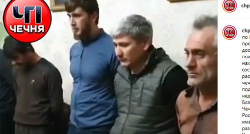 Жители Курчалоевского района в кабинете начальника РОВД. Скриншот со страницы https://www.instagram.com/p/B3z8sDaFCaJ/ Жители Курчалоевского района в кабинете начальника РОВД. Скриншот со страницы https://www.instagram.com/p/B3z8sDaFCaJ/