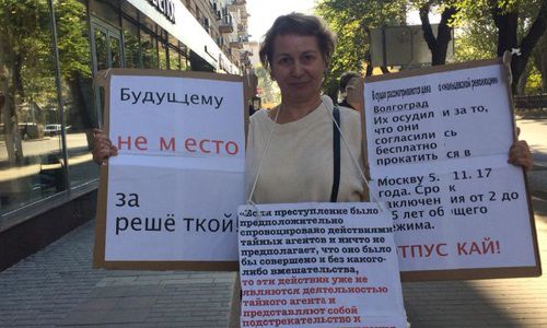 Активистка Тома Гродникова во время одиночного пикет в Волгограде. Фото Татьяны Филимоновой для "Кавказского узла" Активистка Тома Гродникова во время одиночного пикет в Волгограде. Фото Татьяны Филимоновой для "Кавказского узла"
