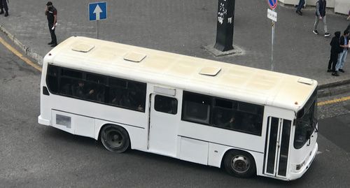 Автобус с сотрудниками полиции вов ремя митинга в Баку. Фото Фаика Меджида для ""КАвказского узла" Автобус с сотрудниками полиции вов ремя митинга в Баку. Фото Фаика Меджида для ""КАвказского узла"