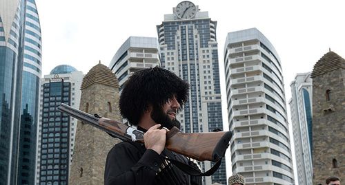 Мужчина в национальной чеченской одежде. Грозный. Фото: REUTERS/Said Tsarnayev Мужчина в национальной чеченской одежде. Грозный. Фото: REUTERS/Said Tsarnayev