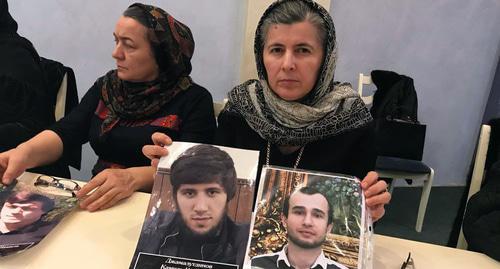 Женщины, обратившиеся к врио главы республики Владимиру Васильеву и президенту РФ Владимиру Путину с требованием расследовать насильственные исчезновения молодых мужчин. Фото Патимат Махмудовой для "Кавказского узла" Женщины, обратившиеся к врио главы республики Владимиру Васильеву и президенту РФ Владимиру Путину с требованием расследовать насильственные исчезновения молодых мужчин. Фото Патимат Махмудовой для "Кавказского узла"
