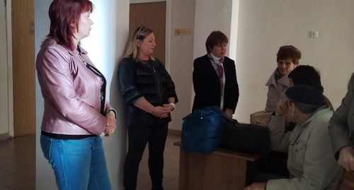 Родственники обвиняемых и активисты в коридоре суда. Фото Татьяны Филимоновой для "Кавказского узла"
