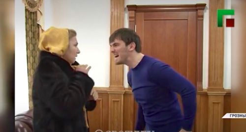 Ислам Кадыров "работает" с населением, Фото: кадр видео ЧГТРК "Грозный" https://www.youtube.com/watch?time_continue=1&v=BpjWCGHbJ6E Ислам Кадыров "работает" с населением, Фото: кадр видео ЧГТРК "Грозный" https://www.youtube.com/watch?time_continue=1&v=BpjWCGHbJ6E