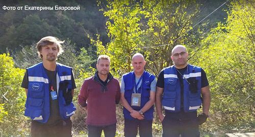 Задержанные наблюдатели на границе Грузии и Южной Осетии. Скриншот со страницы Facebook https://www.facebook.com/photo.php?fbid=965080070517846&set=pcb.458555624758201&type=3&theater&ifg=1 Задержанные наблюдатели на границе Грузии и Южной Осетии. Скриншот со страницы Facebook https://www.facebook.com/photo.php?fbid=965080070517846&set=pcb.458555624758201&type=3&theater&ifg=1