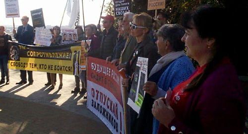 Участники акции в защиту Владислава Мордасова и Яна Сидорова в Ростове-на-Дону. Фото Валерия Люгаева для "Кавказского узла". Участники акции в защиту Владислава Мордасова и Яна Сидорова в Ростове-на-Дону. Фото Валерия Люгаева для "Кавказского узла".