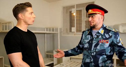 Журналист АВС Джеймс Лонгман и начальник полиции Чечни Апти Алаудинов. Фото: Кадр репортажа телеканала АВС https://abcnews.go.com/International/time-told-head-chechen-police-gay-standing-jail/story?id=66323713&cid=clicksource_574_null_dp_hed Журналист АВС Джеймс Лонгман и начальник полиции Чечни Апти Алаудинов. Фото: Кадр репортажа телеканала АВС https://abcnews.go.com/International/time-told-head-chechen-police-gay-standing-jail/story?id=66323713&cid=clicksource_574_null_dp_hed
