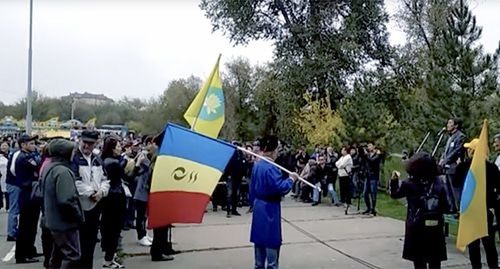 Участники митинга против назначения Дмитрия Трапезникова главой Элисты. Скриншот видео YouTube канала "Рупор Москвы". https://www.youtube.com/channel/UCNvO3ZSSIXBPgecci3vZsjw Участники митинга против назначения Дмитрия Трапезникова главой Элисты. Скриншот видео YouTube канала "Рупор Москвы". https://www.youtube.com/channel/UCNvO3ZSSIXBPgecci3vZsjw