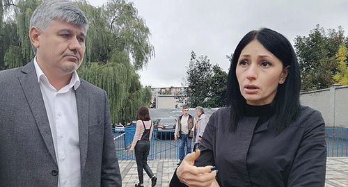 Земфира Цкаева с адвокатом В. Зубенко после очередного заседания. 27 сентября 2019 г. Фото Эммы Марзоевой для "Кавказского узла" Земфира Цкаева с адвокатом В. Зубенко после очередного заседания. 27 сентября 2019 г. Фото Эммы Марзоевой для "Кавказского узла"