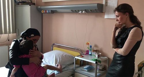 Встреча избитой девочки с матерью в больнице. Скриншот видео: уполномоченная при президенте РФ по правам ребенка Встреча избитой девочки с матерью в больнице. Скриншот видео: уполномоченная при президенте РФ по правам ребенка
