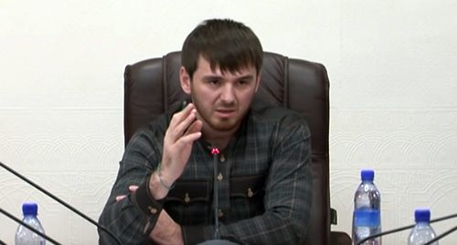 Ислам Кадыров во время совещания. Скриншот видео со страницы YouTube канала Мэра города Грозного https://www.youtube.com/watch?v=s57bt97hYiM Ислам Кадыров во время совещания. Скриншот видео со страницы YouTube канала Мэра города Грозного https://www.youtube.com/watch?v=s57bt97hYiM