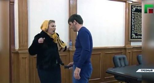 Ислам Кадыров применяет электрошокер к женщине, Фото: кадр видео ЧГТРК "Грозный" https://www.youtube.com/watch?time_continue=1&v=BpjWCGHbJ6E Ислам Кадыров применяет электрошокер к женщине, Фото: кадр видео ЧГТРК "Грозный" https://www.youtube.com/watch?time_continue=1&v=BpjWCGHbJ6E