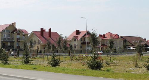 Поселок Некрасовское в Имеретинской низменности. Фото: CC BY-SA 4.0/Sergei Kazantsev. https://commons.wikimedia.org/w/index.php?curid=34815191 Поселок Некрасовское в Имеретинской низменности. Фото: CC BY-SA 4.0/Sergei Kazantsev. https://commons.wikimedia.org/w/index.php?curid=34815191