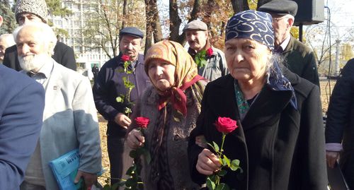 Участники митинга памяти жертв политических репрессий в Нальчике. Фото Людмилы Маратовой для "Кавказского узла" Участники митинга памяти жертв политических репрессий в Нальчике. Фото Людмилы Маратовой для "Кавказского узла"