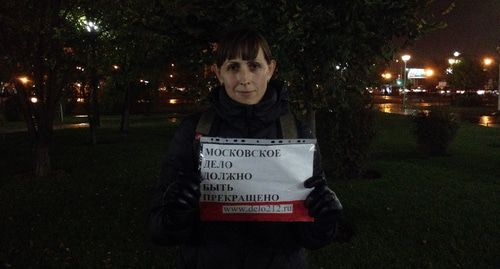 Участница акции памяти жертв репрессированных, прошедшей в Астрахани 30 октября 2019 года. Фото Алены Садовской для "Кавказского узла".