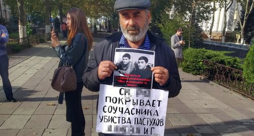 Муртазаали Гасангусейнов. Одиночный пикет 29 октября. Фото Магомеда Ахмедова для "Кавказского узла" Муртазаали Гасангусейнов. Одиночный пикет 29 октября. Фото Магомеда Ахмедова для "Кавказского узла"