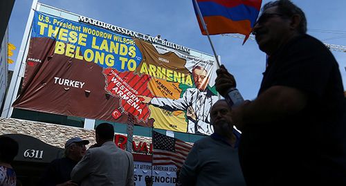 Акция протеста перед консульством Турции. Калифорния, США, апрель 2017 г. Фото: REUTERS/Mike Blake Акция протеста перед консульством Турции. Калифорния, США, апрель 2017 г. Фото: REUTERS/Mike Blake