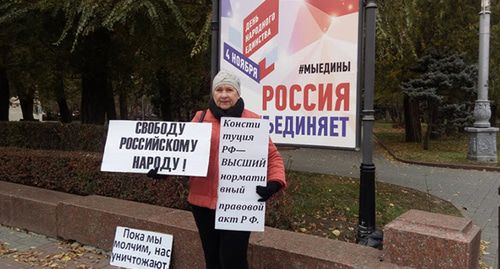 Ольга Карпухнова в одиночном пикете. Волгоград, 31 октября 2019 года. Фото Татьяны Филимоновой для "Кавказского узла" Ольга Карпухнова в одиночном пикете. Волгоград, 31 октября 2019 года. Фото Татьяны Филимоновой для "Кавказского узла"