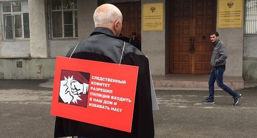 Аслан Иритов в одиночном пикете. Нальчик, 31 октября 2019 года. Фото Людмилы Маратовой для "Кавказского узла" Аслан Иритов в одиночном пикете. Нальчик, 31 октября 2019 года. Фото Людмилы Маратовой для "Кавказского узла"