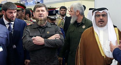 Наследный принц Бахрейна Салман бин Хамад Аль Халифа и Рамзан Кадыров (второй слева) во время визита на Международную оборонную выставку и конференцию в Бахрейне в Манаме. 28 октября 2019 года. Фото: REUTERS/Hamad I Mohammed Наследный принц Бахрейна Салман бин Хамад Аль Халифа и Рамзан Кадыров (второй слева) во время визита на Международную оборонную выставку и конференцию в Бахрейне в Манаме. 28 октября 2019 года. Фото: REUTERS/Hamad I Mohammed