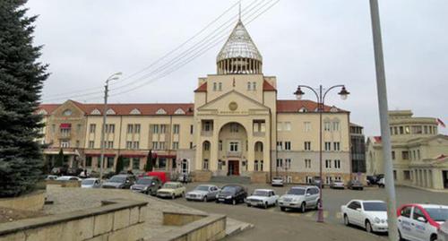 Здание Национального собрания Нагорного Карабаха в Степанакерте. Фото Алвард Григорян для "Кавказского узла" Здание Национального собрания Нагорного Карабаха в Степанакерте. Фото Алвард Григорян для "Кавказского узла"