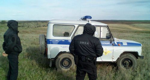 Сотрудники полиции в районе хутора Чернозубов Орловского района Ростовской области. Фото Валерия Люгаева для "Кавказского узла" Сотрудники полиции в районе хутора Чернозубов Орловского района Ростовской области. Фото Валерия Люгаева для "Кавказского узла"