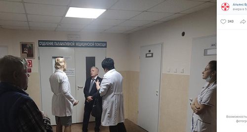Сотрудники профсоюза медицинских работников "Альянс врачей" во время посещения больницы №5 в Сочи. Скриншот страницы группы "Альянс врачей" во "ВКонтакте" Сотрудники профсоюза медицинских работников "Альянс врачей" во время посещения больницы №5 в Сочи. Скриншот страницы группы "Альянс врачей" во "ВКонтакте"