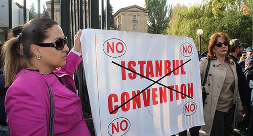 Акция протеста перед зданием парламента Армении. Ереван, 1 ноября 2019 г. Фото Тиграна Петросяна для "Кавказского узла" Акция протеста перед зданием парламента Армении. Ереван, 1 ноября 2019 г. Фото Тиграна Петросяна для "Кавказского узла"