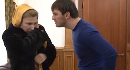 Ислам Кадыров угрожает женщине. Фото: кадр видео ЧГТРК "Грозный" https://www.youtube.com/watch?time_continue=1&v=BpjWCGHbJ6E Ислам Кадыров угрожает женщине. Фото: кадр видео ЧГТРК "Грозный" https://www.youtube.com/watch?time_continue=1&v=BpjWCGHbJ6E