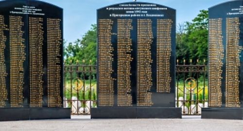 Мемориал в Ингушетии с именами погибших в ходе осетино-ингушского конфликта. Стоп-кадр видео канала ING VAI TOP https://www.youtube.com/watch?v=tSXHxne3_1w Мемориал в Ингушетии с именами погибших в ходе осетино-ингушского конфликта. Стоп-кадр видео канала ING VAI TOP https://www.youtube.com/watch?v=tSXHxne3_1w