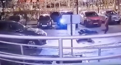 Стоп-кадр нападения на Ибрагима Эльджаркиева. Стоп-кадр видео камеры видеонаблюдения, опубликованного на Telegram-канале "Mash". https://t.me/breakingmash/14666 Стоп-кадр нападения на Ибрагима Эльджаркиева. Стоп-кадр видео камеры видеонаблюдения, опубликованного на Telegram-канале "Mash". https://t.me/breakingmash/14666