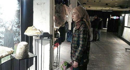 Посетительница первой биеннале современного кавказского искусства. Фото Рустам Джалилов для "Кавказского узла". Посетительница первой биеннале современного кавказского искусства. Фото Рустам Джалилов для "Кавказского узла".