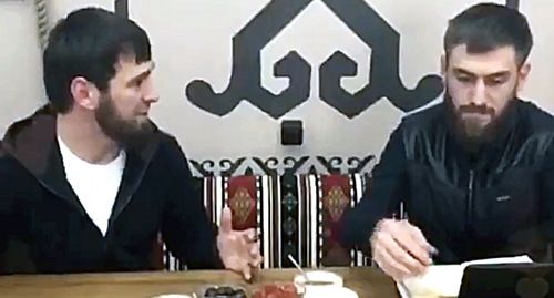 Ислама Кадырова и Чингиза Ахмадова во время интервью. Стоп-кадр видеоэфира опубликованного на странице Telrgram-канала Тумсу Абдурахманова. https://t.me/abusaddamshishani/2473 Ислама Кадырова и Чингиза Ахмадова во время интервью. Стоп-кадр видеоэфира опубликованного на странице Telrgram-канала Тумсу Абдурахманова. https://t.me/abusaddamshishani/2473