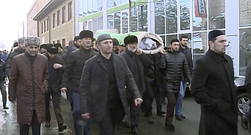 Участник траурной процессии в Назрани во время похорон убитых Ибрагима и Ахмеда Эльджаркиевых. Стоп-кадр видео 5-tv.ru. https://www.5-tv.ru/news/270401/vnazrani-pohoronili-ubityh-glavu-cpe-ingusetii-iego-brata-video/ Участник траурной процессии в Назрани во время похорон убитых Ибрагима и Ахмеда Эльджаркиевых. Стоп-кадр видео 5-tv.ru. https://www.5-tv.ru/news/270401/vnazrani-pohoronili-ubityh-glavu-cpe-ingusetii-iego-brata-video/