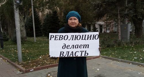 Ольга Карпухнова во время одиночного пикета в Волгограде, 4 ноября 2019 г. Фото Татьяны Филимоновой для "Кавказского узла" Ольга Карпухнова во время одиночного пикета в Волгограде, 4 ноября 2019 г. Фото Татьяны Филимоновой для "Кавказского узла"