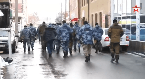 Участник траурной процессии в Назрани во время похорон убитых Ибрагима и Ахмеда Эльджаркиевых. Стоп-кадр видео телеканала "Звезда". https://tvzvezda.ru/news/vstrane_i_mire/content/20191141241-pEyUQ.html Участник траурной процессии в Назрани во время похорон убитых Ибрагима и Ахмеда Эльджаркиевых. Стоп-кадр видео телеканала "Звезда". https://tvzvezda.ru/news/vstrane_i_mire/content/20191141241-pEyUQ.html