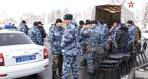 Участники церемонии прощания с убитыми Ибрагимом и Ахмедом Эльджаркиевыми. Фото: кадр видео телеканала "Звезда". https://tvzvezda.ru/news/vstrane_i_mire/content/20191141241-pEyUQ.html Участники церемонии прощания с убитыми Ибрагимом и Ахмедом Эльджаркиевыми. Фото: кадр видео телеканала "Звезда". https://tvzvezda.ru/news/vstrane_i_mire/content/20191141241-pEyUQ.html