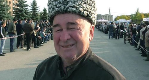 Малсаг Ужахов во время митинга в Магасе. Октябрь 2018 г. Скриншот Совет тейпов ингушского народа https://www.youtube.com/watch?v=OKp3UuBZ1jk Малсаг Ужахов во время митинга в Магасе. Октябрь 2018 г. Скриншот Совет тейпов ингушского народа https://www.youtube.com/watch?v=OKp3UuBZ1jk