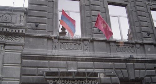 Здание Верховного органа АРФ в Ереване. Фото: CC BY-SA 3.0 Mhaesen (talk | contribs) https://ru.wikipedia.org/ Здание Верховного органа АРФ в Ереване. Фото: CC BY-SA 3.0 Mhaesen (talk | contribs) https://ru.wikipedia.org/