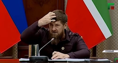 Глава Чечни Рамзан Кадыров во время заседания правительства Чеченской Республики. 5 ноября 2019 г. Стоп-кадр видео YouTube канала «ЧГТРК Грозный» https://www.youtube.com/watch?v=rPQzE5F2u0w Глава Чечни Рамзан Кадыров во время заседания правительства Чеченской Республики. 5 ноября 2019 г. Стоп-кадр видео YouTube канала «ЧГТРК Грозный» https://www.youtube.com/watch?v=rPQzE5F2u0w