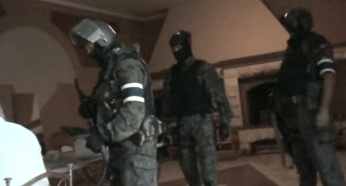 Кадры обысков по делу Валерия Карданова. Видео МВД, 2013 год. https://www.youtube.com/watch?v=F8e2X3xIjJQ Кадры обысков по делу Валерия Карданова. Видео МВД, 2013 год. https://www.youtube.com/watch?v=F8e2X3xIjJQ