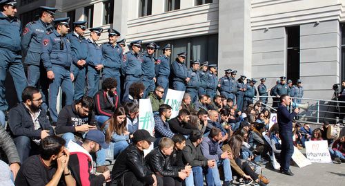 Оппозиционные активисты и бастующие студенты у здания правительства Армении. Фото Тиграна Петросяна для "Кавказского узла" Оппозиционные активисты и бастующие студенты у здания правительства Армении. Фото Тиграна Петросяна для "Кавказского узла"