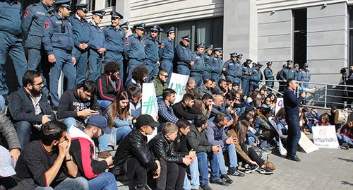 Митинг студентов и сторонников "Дашнакцутюн" у здания правительства в Ереване. 7 ноября 2019 г. Фото Тиграна Петросяна для "Кавказского узла" Митинг студентов и сторонников "Дашнакцутюн" у здания правительства в Ереване. 7 ноября 2019 г. Фото Тиграна Петросяна для "Кавказского узла"